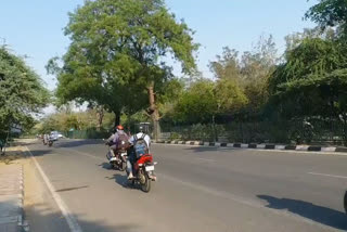 People's movement is increasing on MB road between Corona danger in Delhi