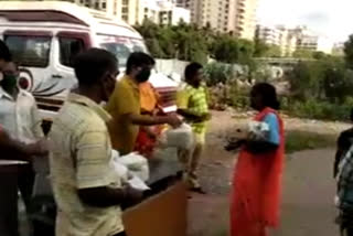 11-year-old Indian boy from United States contributes to distribute food grains in Mumbai