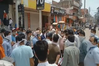 shopkeepers protest against municipal employees in fatehabad