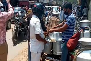 raigarh Milk-producing farmers distributed several liters of milk  in free