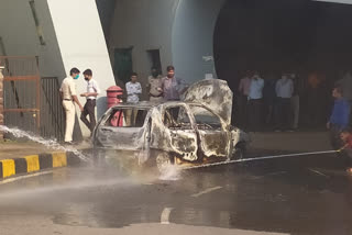 fire in car front of Indravati Bhavan at raipur