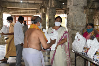 MP Shobha Karandlaje distributes groceries to temple priests