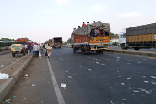 बॉर्डर के रास्ते लौट रहे प्रवासी.