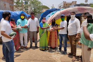 పేదలకు కూరగాయల పంపిణీ