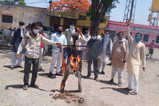 chief-ministers-effigy-burnt-in-protest-against-arrest-of-mlas in ujjain