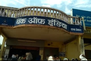 Customers are circling the bank in the scorching heat in dewas