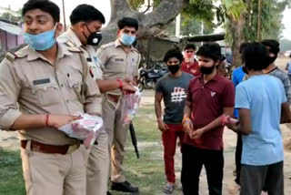 bijnor police provided breakfast on migrant workers