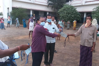 masks distribtued to amadalavalasa quarantine migrant labours in srikakulam