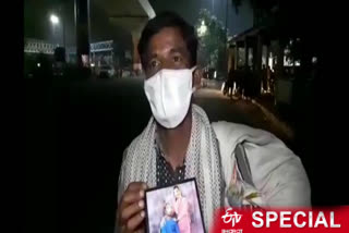 migrants Sonu walking around picture of his wife in ghaziabad during lockdown