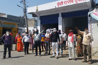 Bhilwara news, Local protested, deshi liquor store