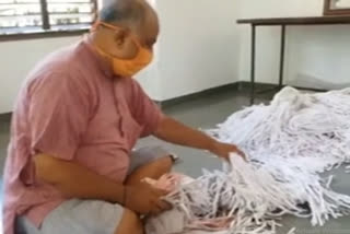 Gujarat: Gandhi Ashram distributing Khadi face masks for free to fight COVID-19