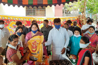 Minister Satyawathi rathod Distributes Essential goods for poor peoples in Mahabubabad