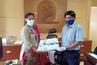 tehsildar distributes masks