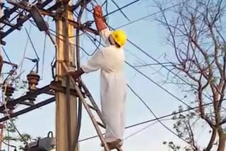 Power Employees Wearing PPE Kits, बिजली कर्मचारी पहन रहे पीपीई किट