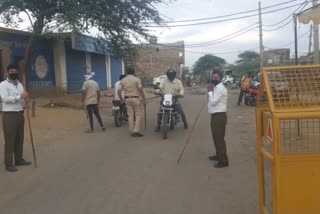 RSS volunteers on duty with Delhi Police at Bhati Mines in Chhatarpur during lockdown