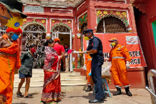 NDRF की टीम ने बताया सोशल डिस्टेंसिंग के लाभ.