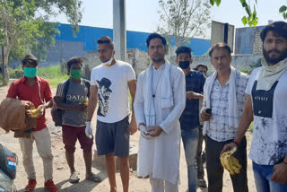 Farmers Congress Organization and BJYM officials in Ghaziabad are distributing food to labourers together