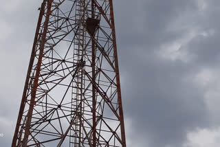 The young man climbed the tower as the police unnecessarily hit him  in pyapili