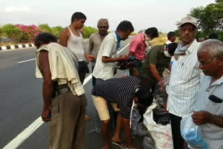 Businessmen distributed   sandals to migrant workers in nellore