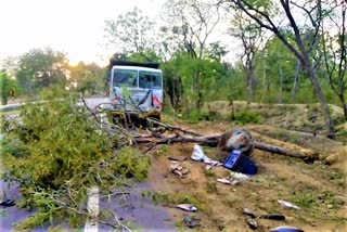 tipper-collided-with-two-autos-at-medak