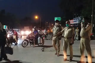 श्रमिकों को उनके गंतव्य तक पहुंचाने की व्यवस्था करती पुलिस