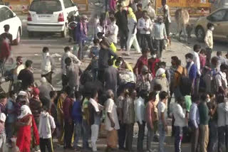 Migrant labourers gather at Delhi-Uttar Pradesh border amid lockdown