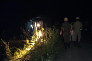 Jalpaiguri news  bus overturned in Jalpaiguri  West Bengal news  Dhupguri Police news  migrants injured while travelling  இடம்பெயர்ந்த தொழிலாளர்கள்  இடம்பெயர்ந்த தொழிலாளர்கள் பேருந்து விபத்து  மேற்கு வங்க தொழிலாளர்கள்