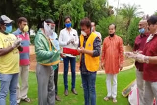 Hyderabad Lions Club Members honoured to journalists at Gun park