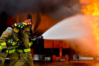 Los Angeles fire explosion Fire explosion case firefighters injured in the accident Los Angeles Fire Department വാഷിങ്‌ടൺ ലോസ് ഏഞ്ചൽസ് തീപിടിത്തം അഗ്നിശമന സേനാംഗങ്ങൾക്ക് പരിക്ക് ലോസ് ഏഞ്ചൽസ് മേയർ എറിക് ഗാർസെറ്റി