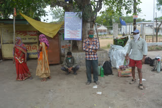 laborers reached Rajnandgaon on foot by eating biscuits and  shared pain from ETV bharat