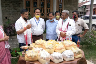 Cultural icon Surya Das distributed food among needy people at Tetelisora of Nagaon