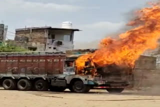 truck-suddenly-caught-fire-in-agar-malwa