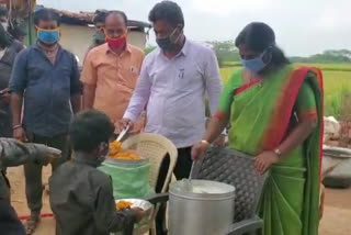 MP Renukacharya served meals to the nomadic family