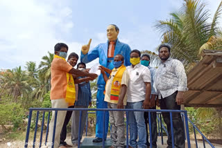 tdp leaders protest at  in  east godavari dsst about attack on tdp member in vizag