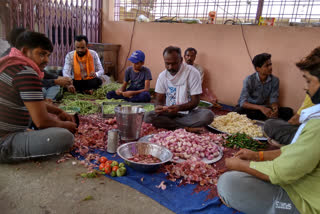 poor people got free food amid lockdown In chhindwara