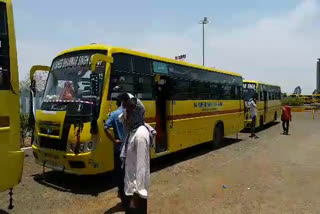 labour going house by bus