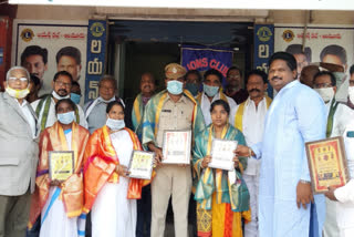 east godavari dst alumoor mla felicilates doctors and policemen  about their duty in corona lock down