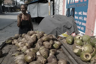 नारियल सड़ने से परेशान दुकानदार.