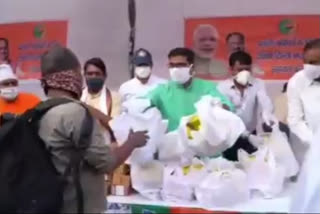 BJP leaders gave Modi kit to walking laborers in Badarpur