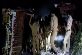 Auraiya road accident case  constables suspended  migrants death  ഔറയ്യ റോഡപകടം  പൊലീസുകാർക്ക് സസ്‌പെൻഷൻ  കൃത്യനിർവഹണത്തിൽ വീഴ്‌ച  യുപി അപകടം
