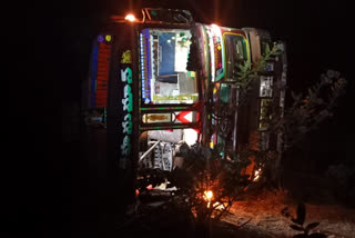 lorry boltha in cadapa dst driver spot dead