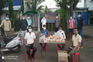 Yogdan sewa samiti providing food to the hungry during the Corona period