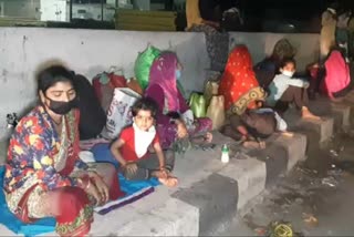 hundreds labourers came on road midnight for go back to home in faridabad