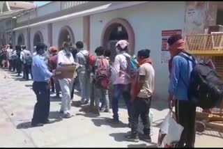 Migrant laborers sent from Chhatarpur temple to railway station