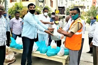 karimnagar-mayor-sunil-rao-groceries-distribution