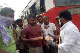 bjp leaders distributed slippers and bun