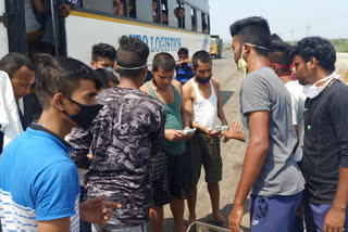 youth food packets distribution for migrate labours
