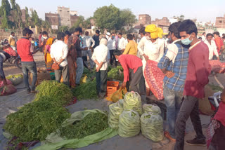 social-distancing-is-not-followed-in-vegetable-market-of-agar-malwa