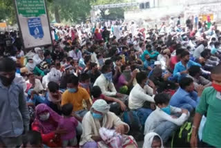 Hundreds of migrants gather at Meerut railway station