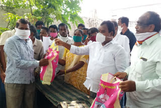 arururi ramesh distributed groceries to carpenters